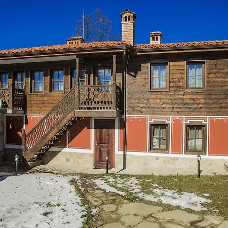 Ваканционна къща Red House Копривщица