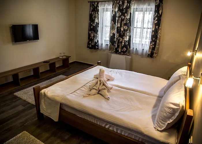 Red House Ferienhaus Kopriwschtiza